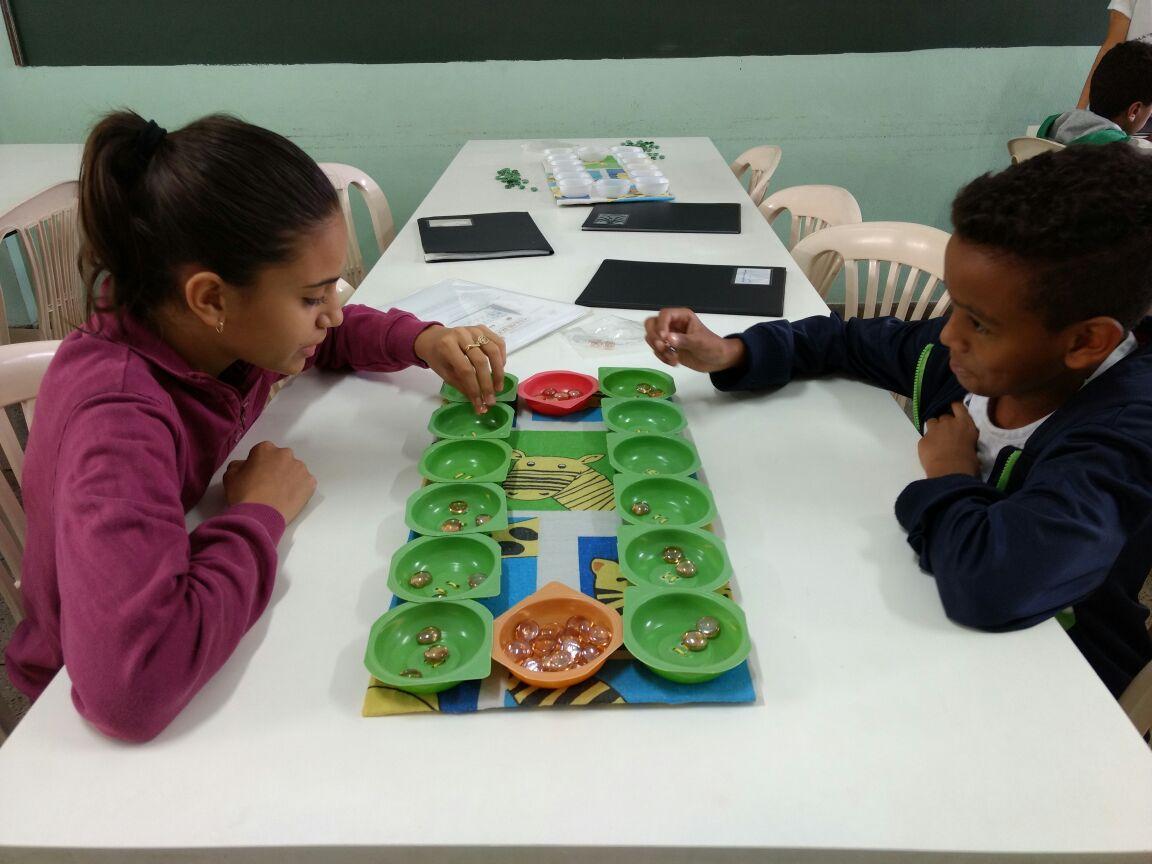 O Objetivo do jogo Mancala é: AULA 25 * acumular mais sementes que o  oponente no seu depósito (kalaha). 