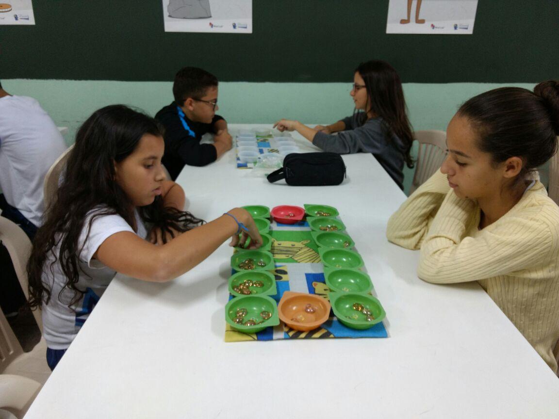 Mancala: o jogo que estimula o raciocínio lógico — Museu de Astronomia e  Ciências Afins - MAST